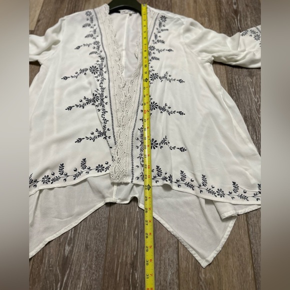 🛍️ Jolt open front lace trimmed blouse. Like new condition. - Picture 7 of 8